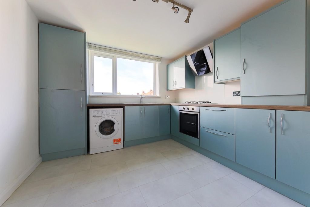 Property photo 2 of 11 Kitchen