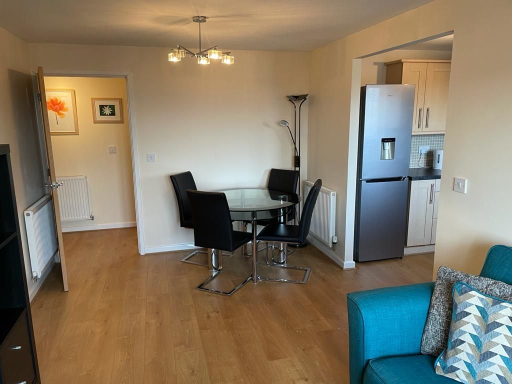 Property photo 3 of 7 Modern Lounge/Dining Area