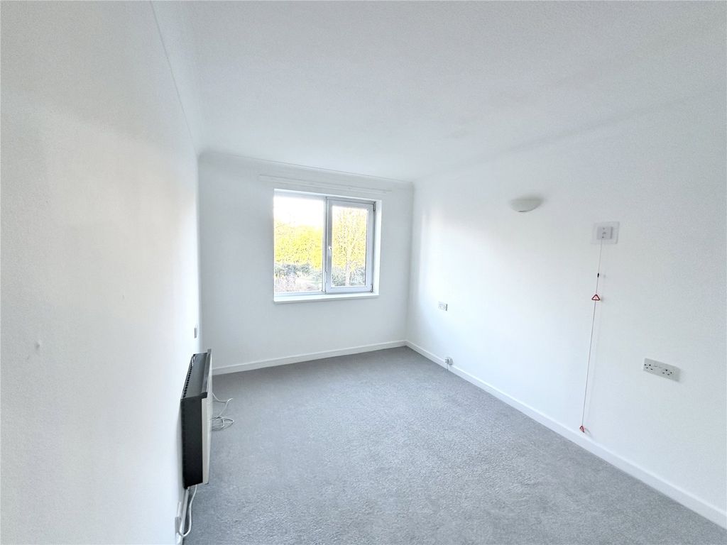 Property photo 2 of 8 Picture No. 11