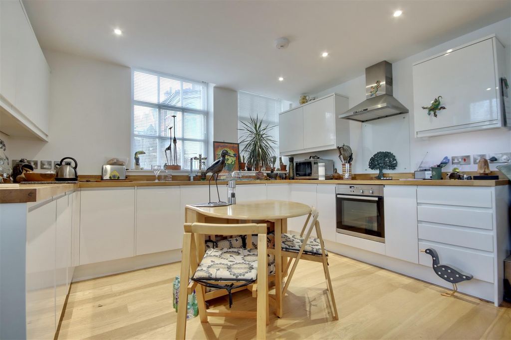 Property photo 2 of 10 Ae9F16Cb-D422-4De1-Ab88-C4B805Efea86_1_201_A.Jpeg