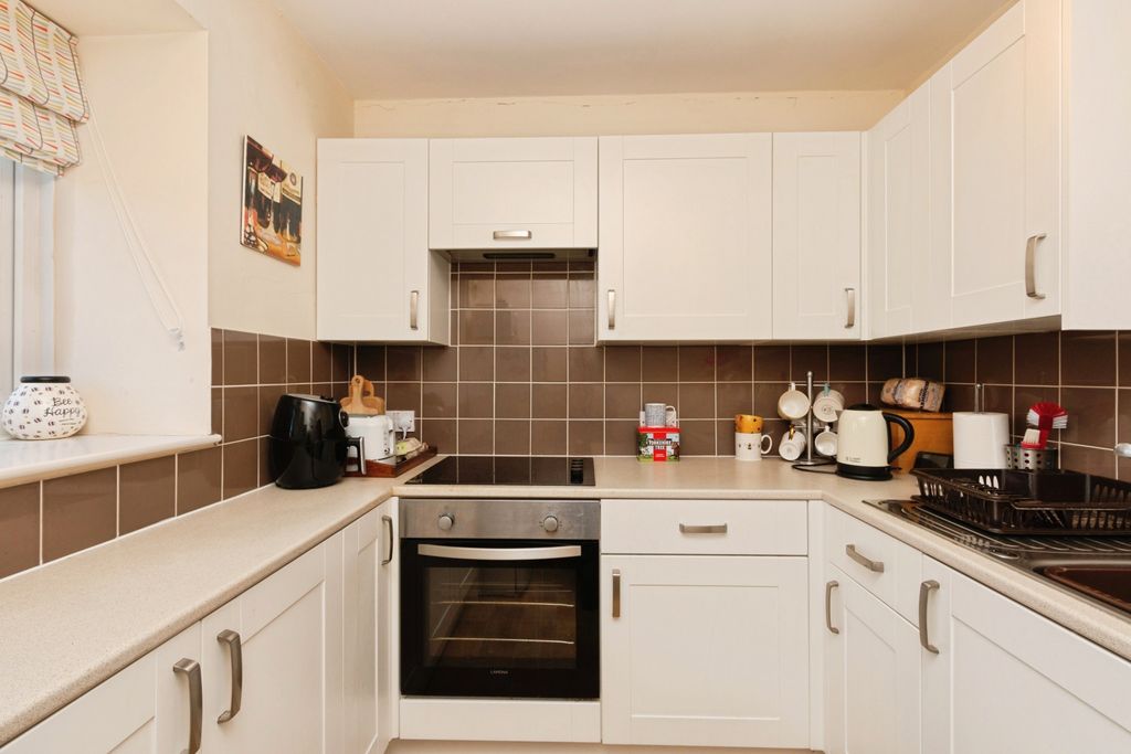 Property photo 3 of 10 Kitchen