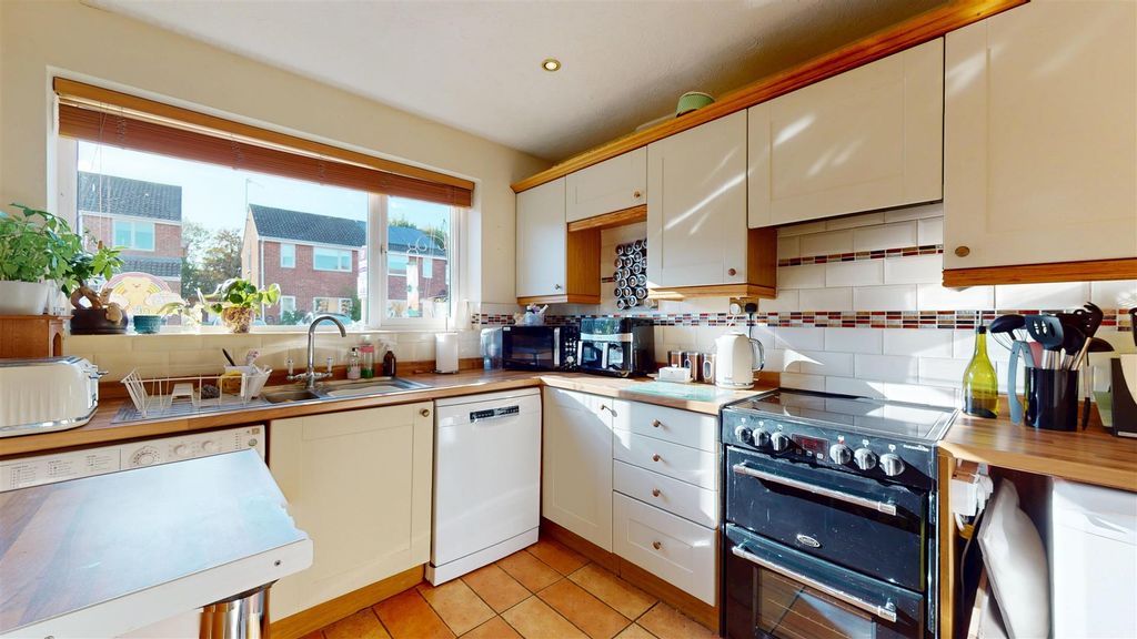 Property photo 2 of 11 Kitchen