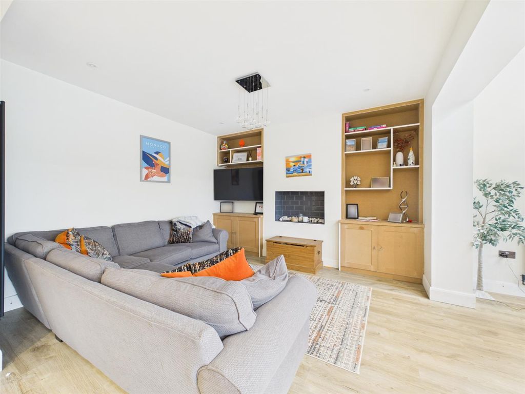 Property photo 3 of 24 Cam01563G0-Pr0370-Still007.Jpg