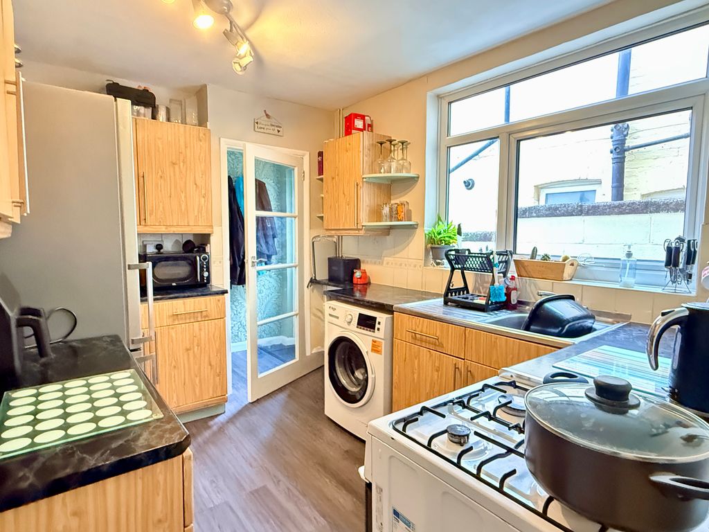 Property photo 2 of 19 Kitchen