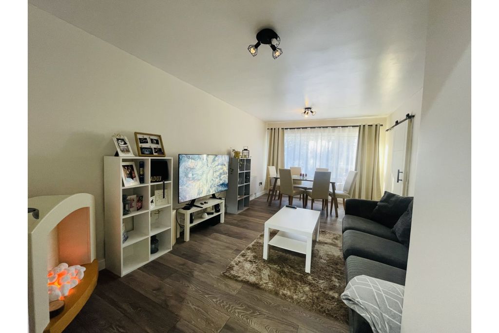 Property photo 1 of 22 Living Room