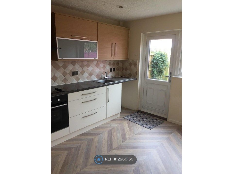 Property photo 3 of 12 Kitchen