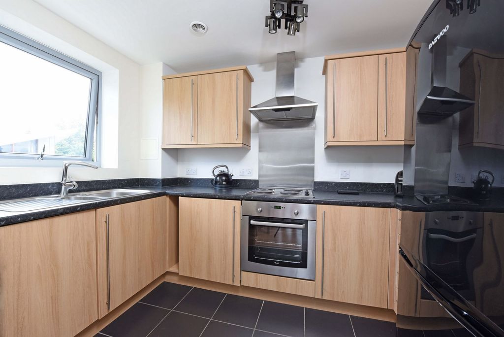 Property photo 3 of 9 Kitchen