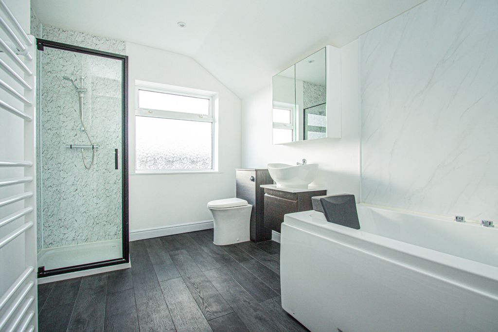 Property photo 3 of 8 Bathroom