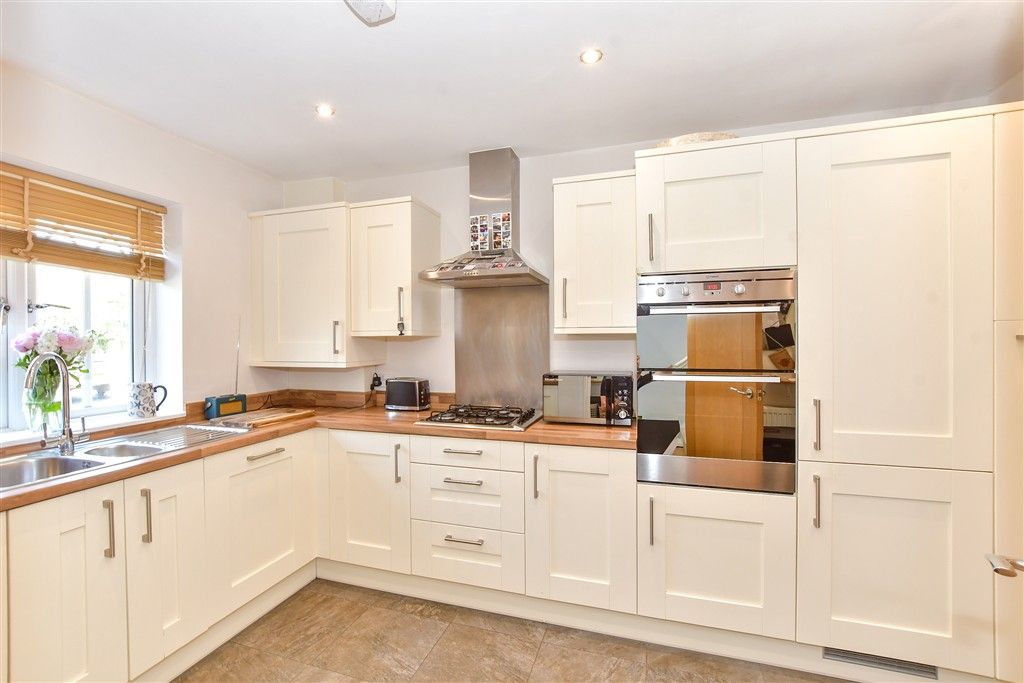 Property photo 3 of 11 Kitchen