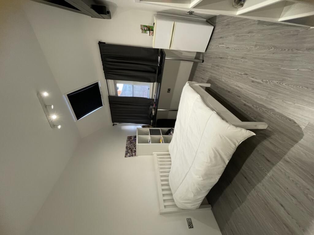Property photo 1 of 14 Bright And Modern Double Bedroom Featuring A Neatl...