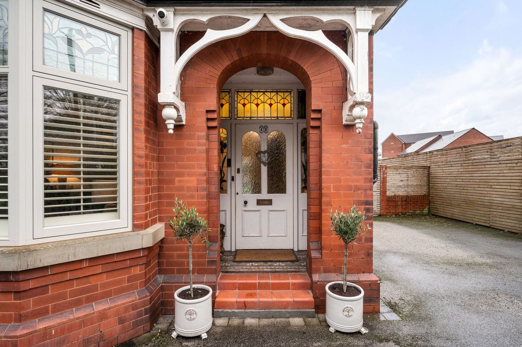 Property photo 2 of 31