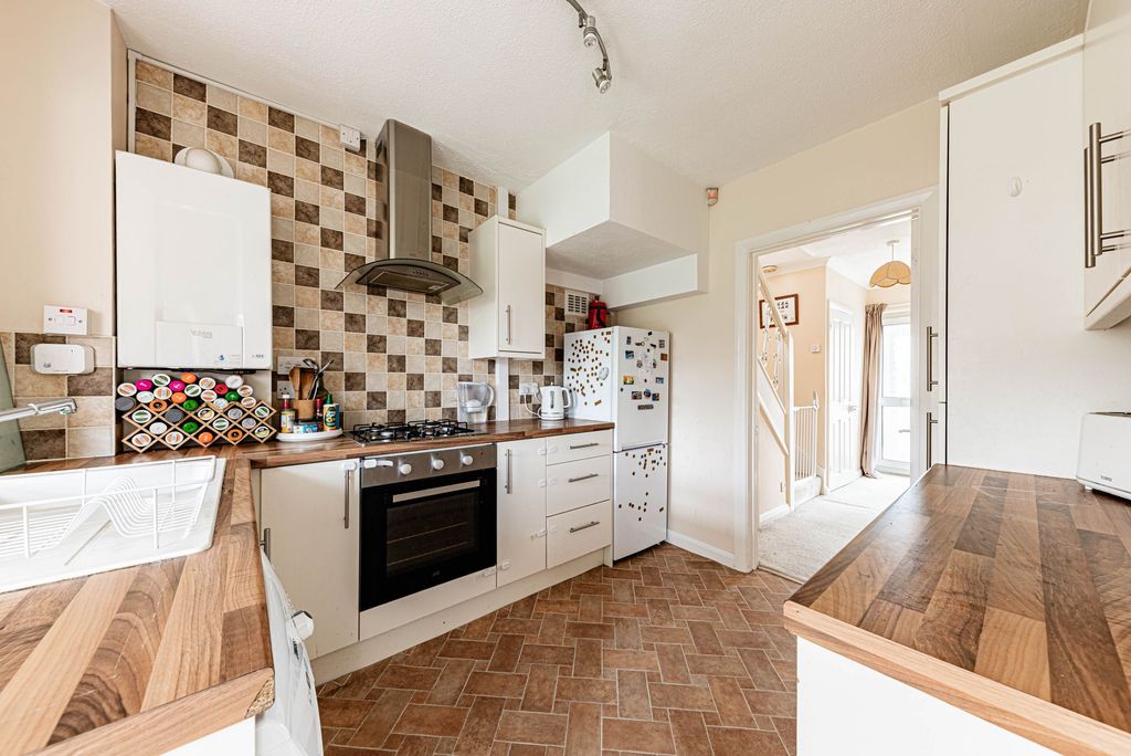 Property photo 3 of 23 Kitchen (1)