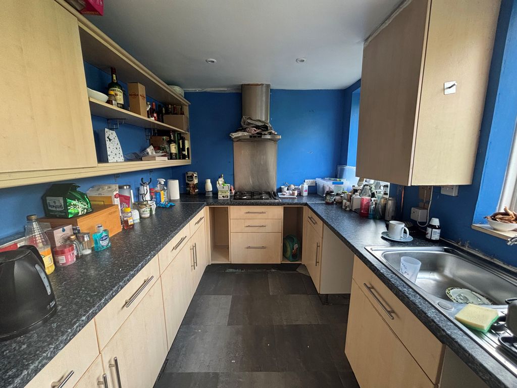 Property photo 3 of 8 Kitchen