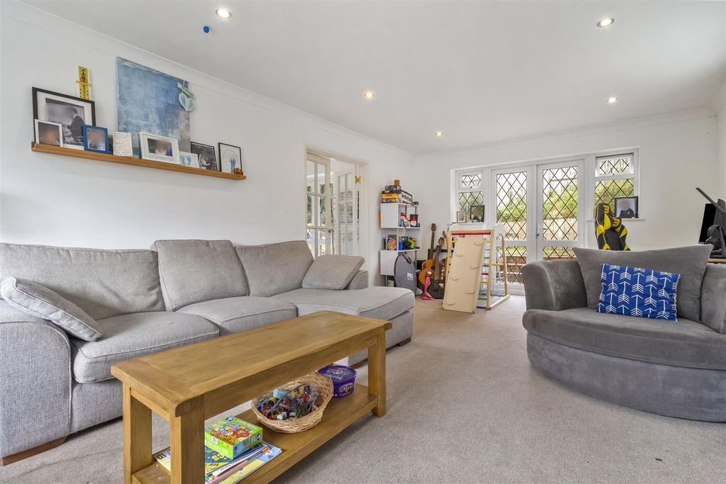 Property photo 3 of 19 Arundel Road,74_002.Jpg