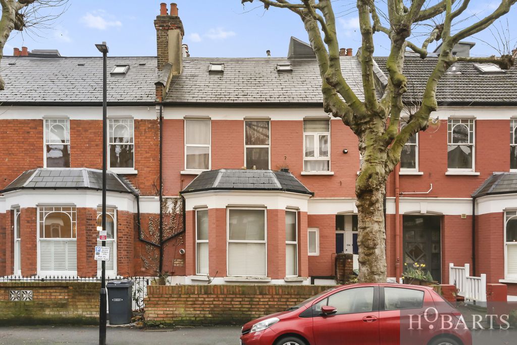 Property photo 1 of 12 Bright Top-Floor One-Bedroom Flat In Stroud Green