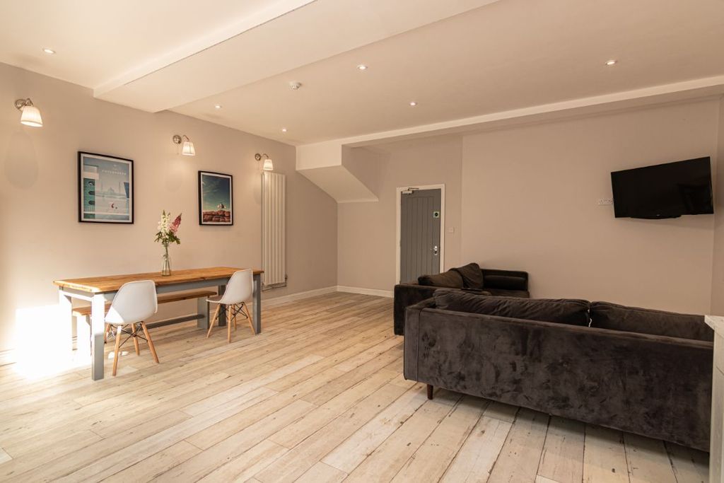 Property photo 3 of 16 89 Woodcroft Road