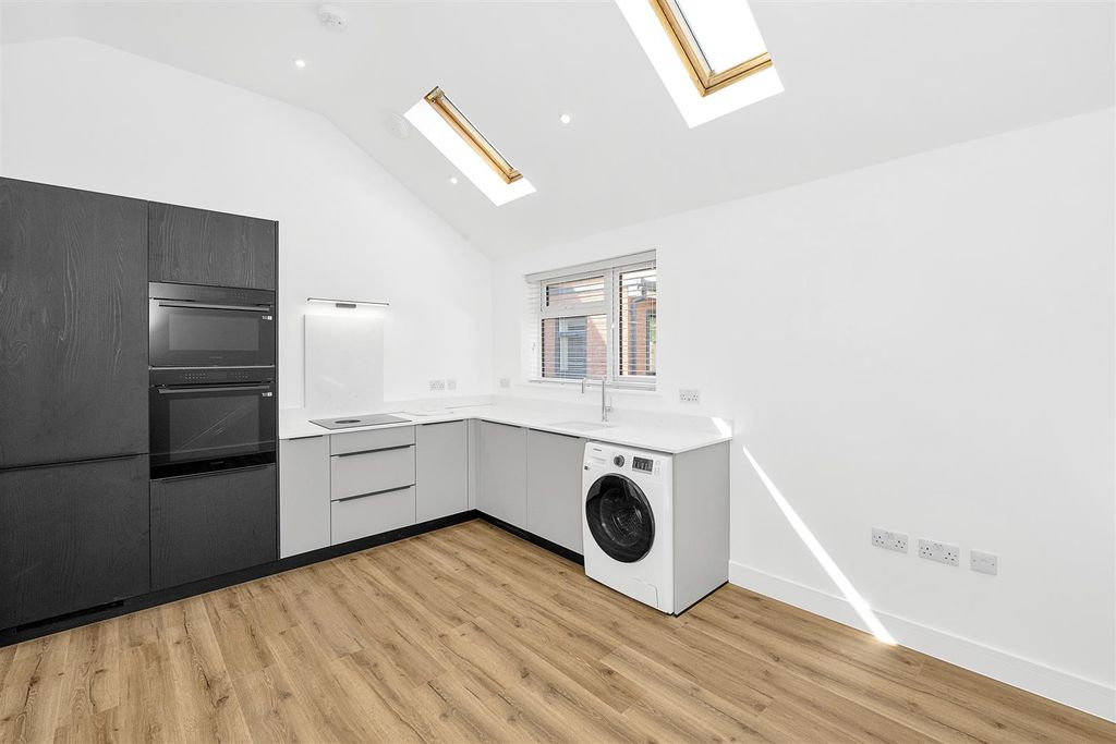 Property photo 2 of 11 Londonroad-05.Jpg