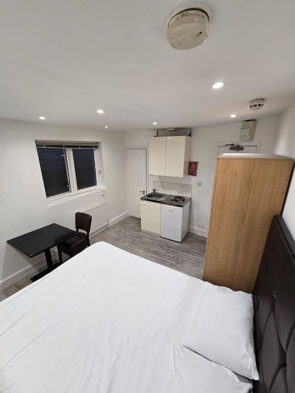 Property photo 1 of 6 Room