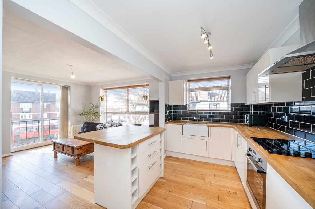 Property photo 3 of 10 Kitchen