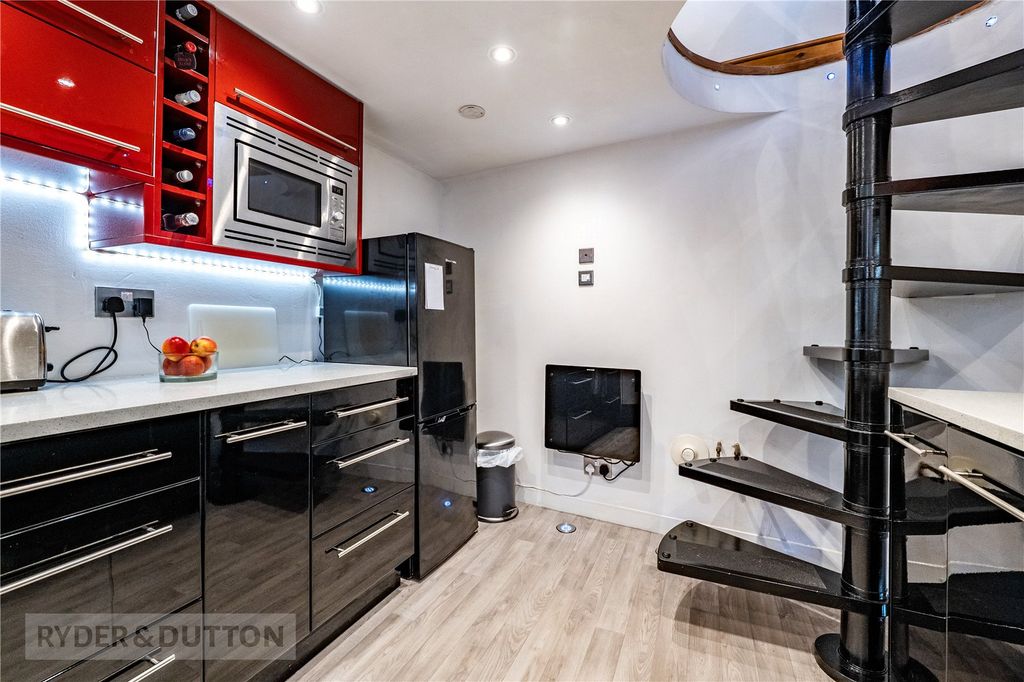 Property photo 3 of 18 Kitchen
