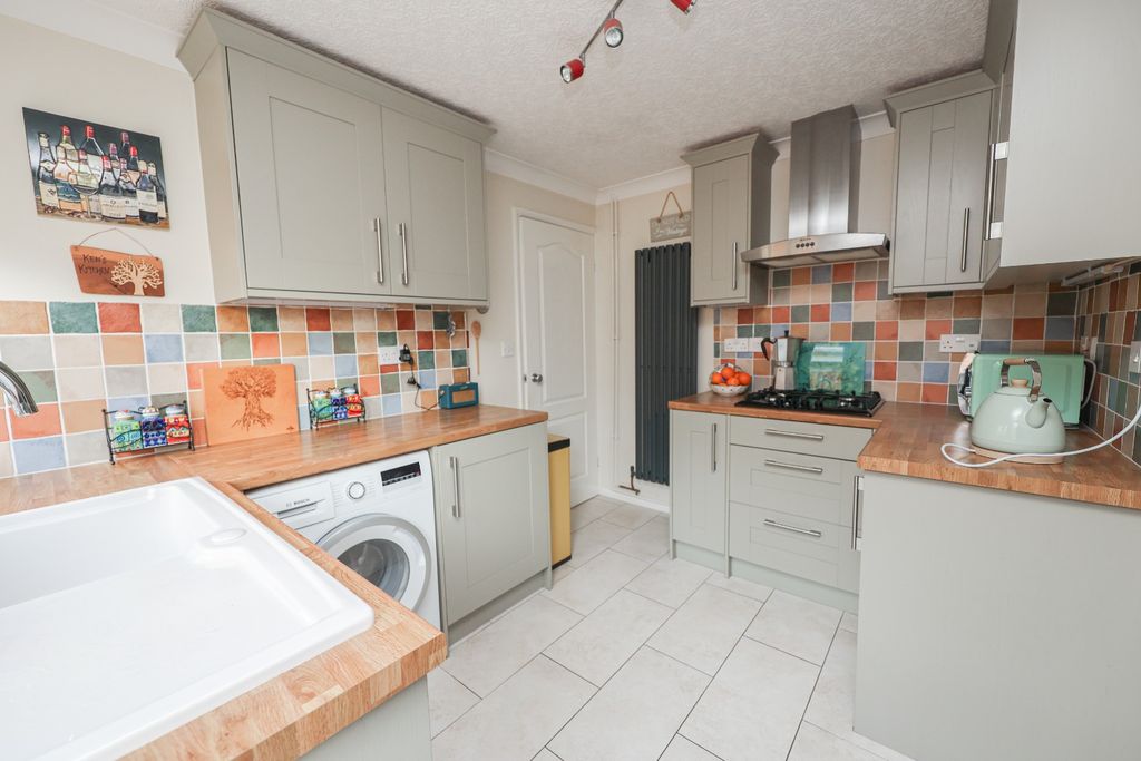 Property photo 2 of 19 4698031