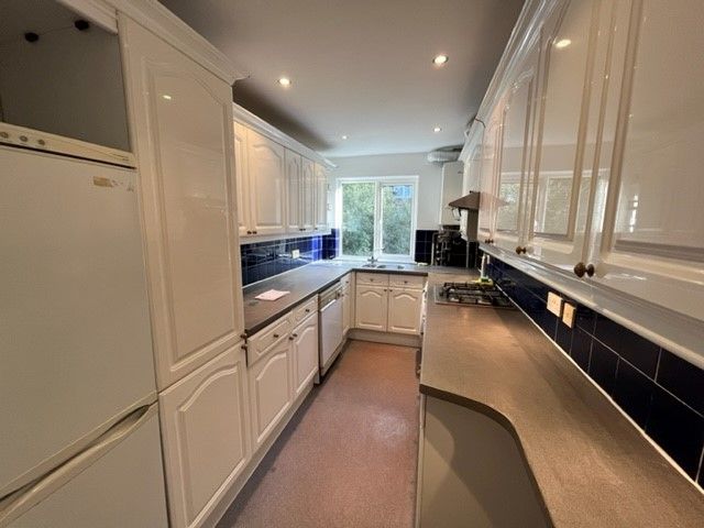 Property photo 3 of 6 Kitchen