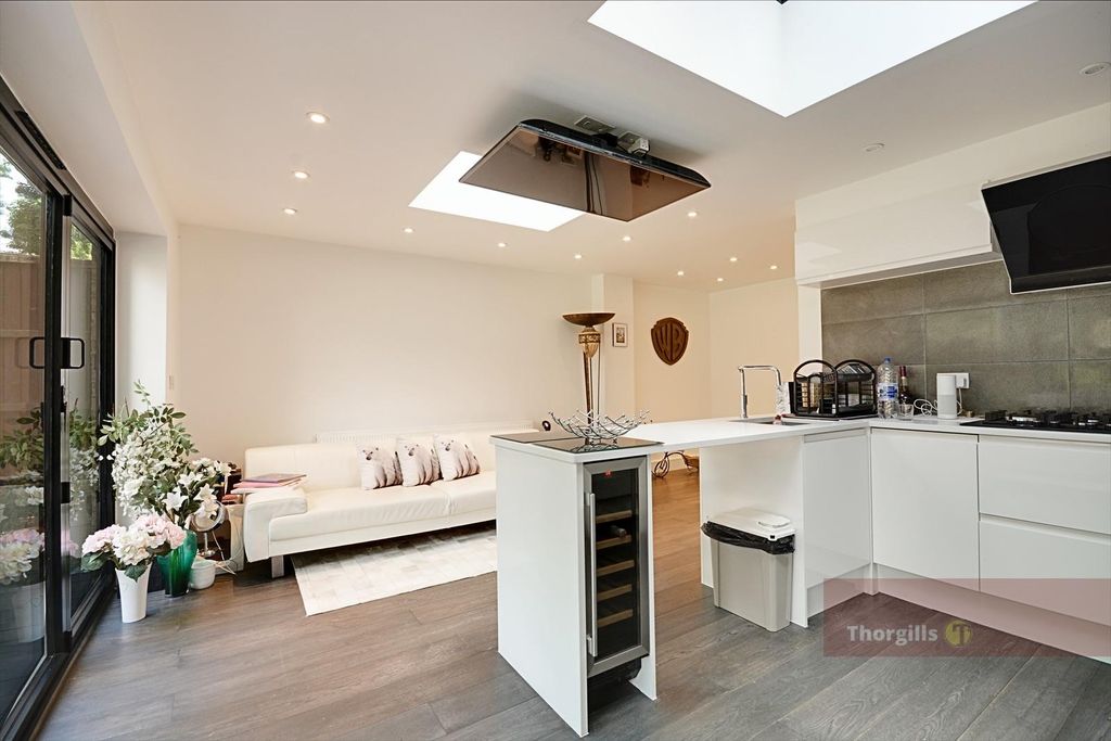 Property photo 2 of 10 4