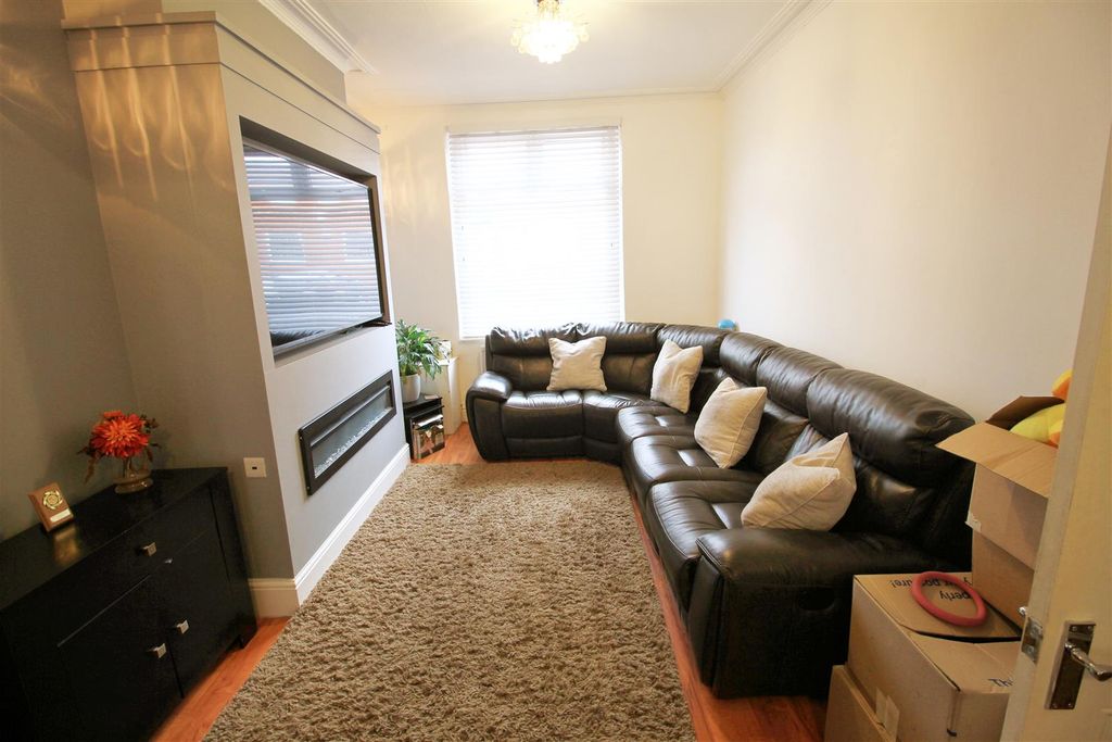 Property photo 2 of 11 Lounge.Jpg