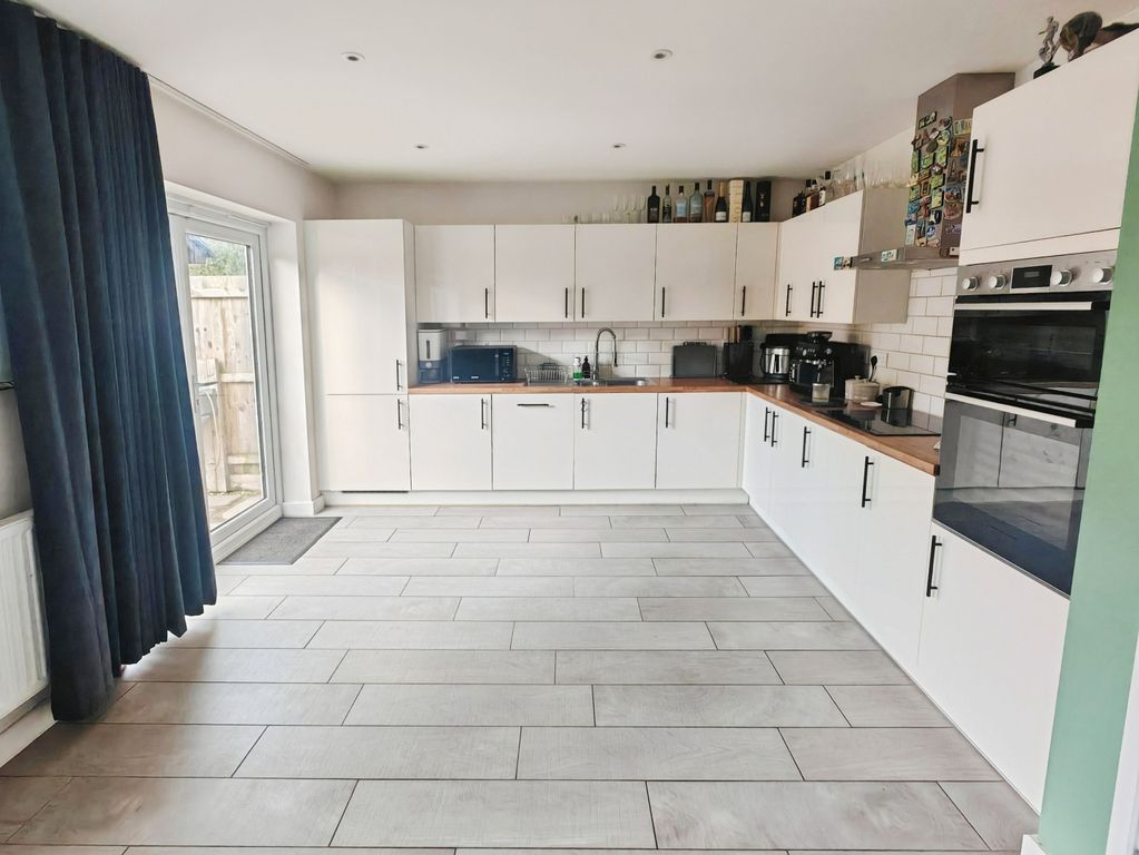 Property photo 2 of 20 Kitchen