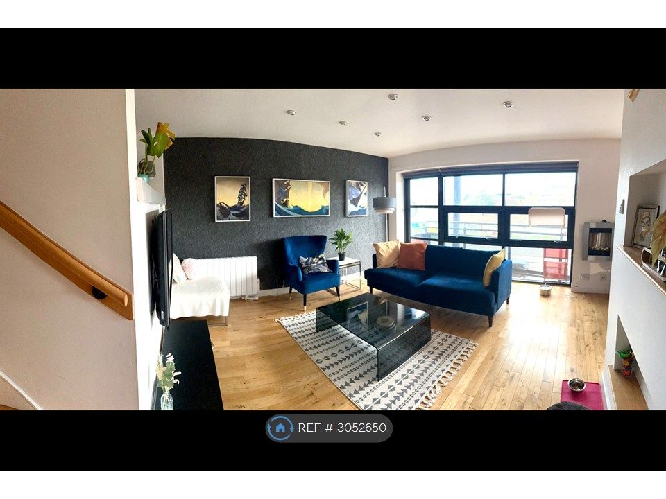 Property photo 1 of 11 Living Room