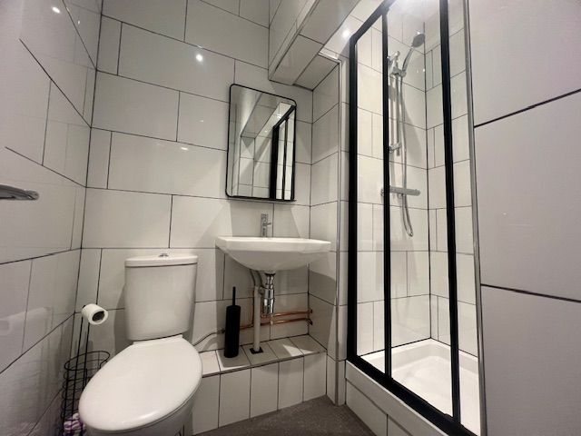 Property photo 2 of 8 Bathroom