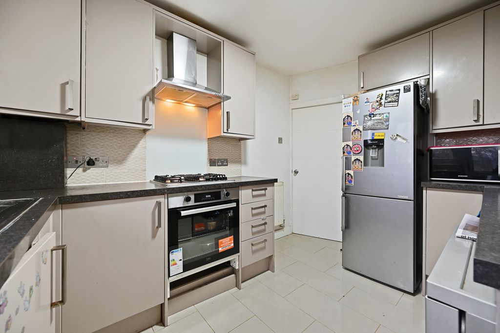 Property photo 3 of 11 8