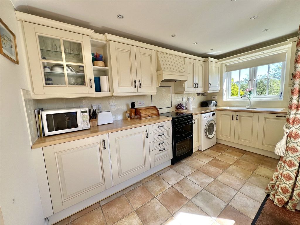 Property photo 2 of 16 Picture No. 13