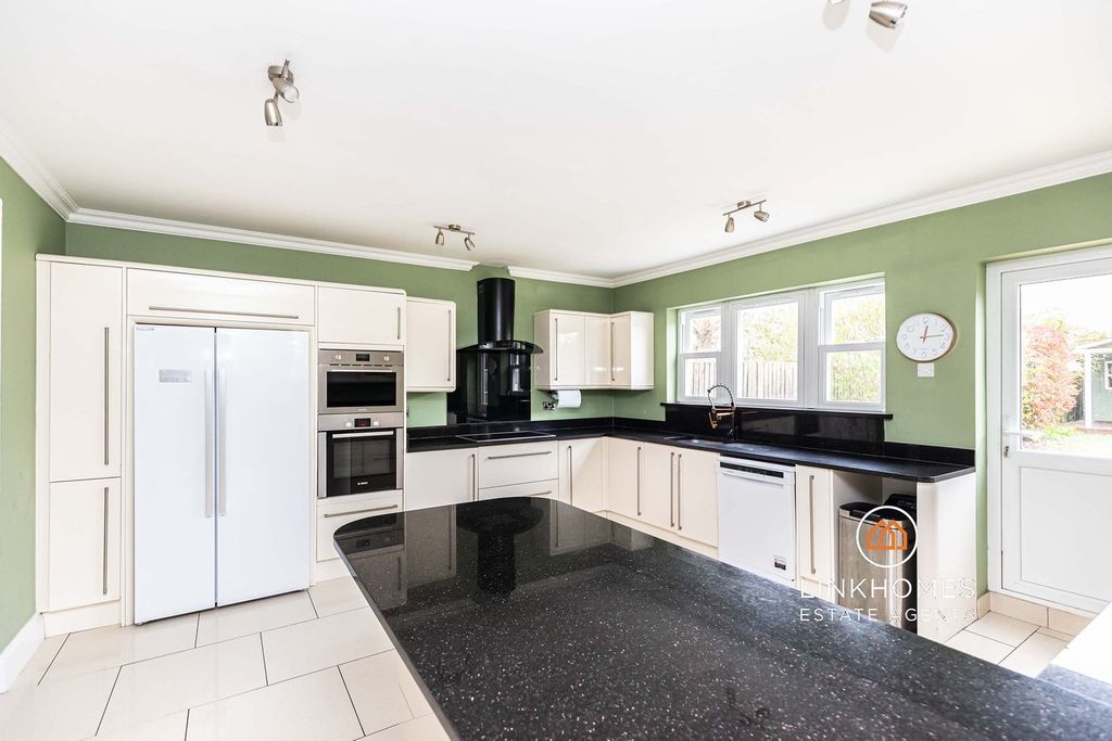 Property photo 2 of 39