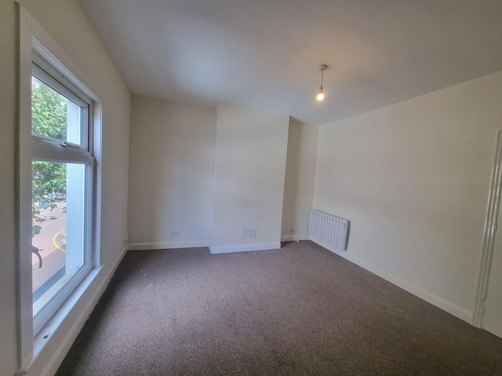 Property photo 3 of 7 Living Room