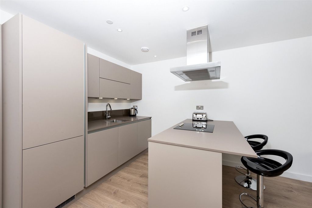 Property photo 3 of 10 Reception/Kitchen