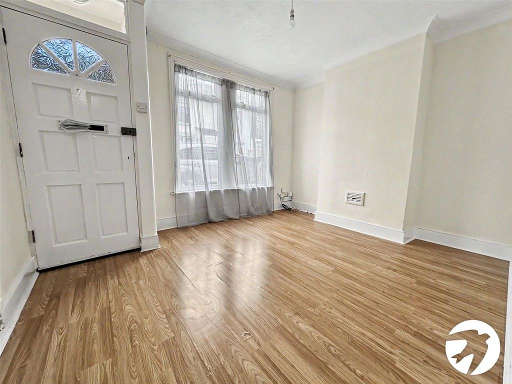 Property photo 2 of 11 Lounge