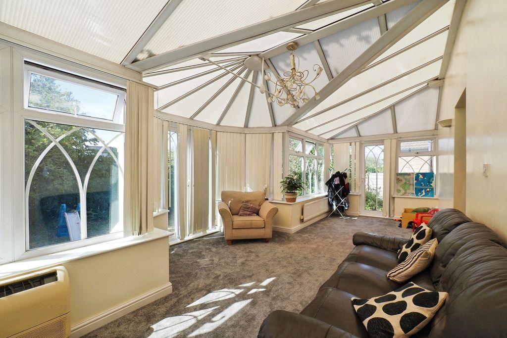 Property photo 3 of 18 Conservatory