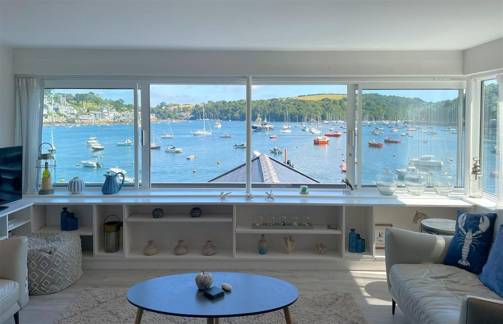 Property photo 1 of 18 Sitting Room View