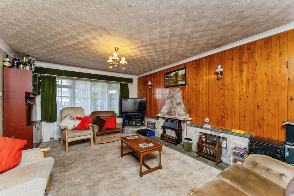 Property photo 3 of 23 Lounge/Diner