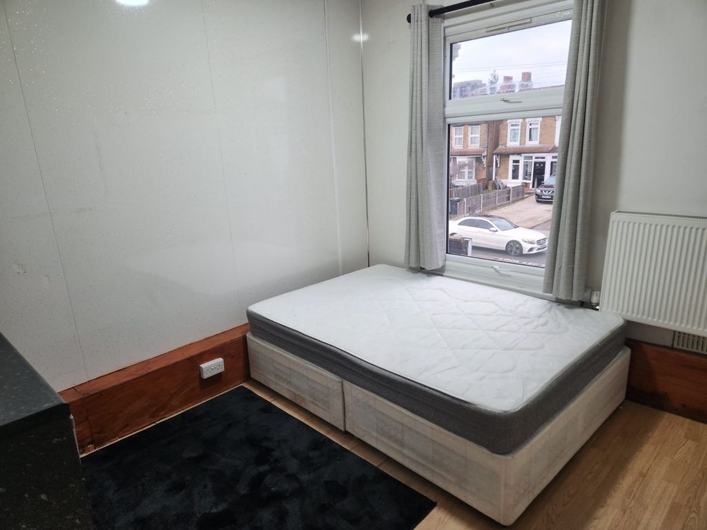 Property photo 1 of 6 Studio Flat Ideal For Working Couples- Green Lane Ilford