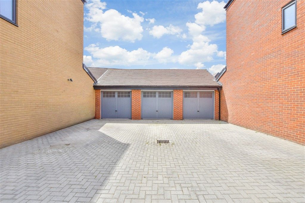 Property photo 3 of 12 Driveway/Parking