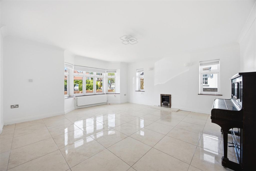 Property photo 2 of 28