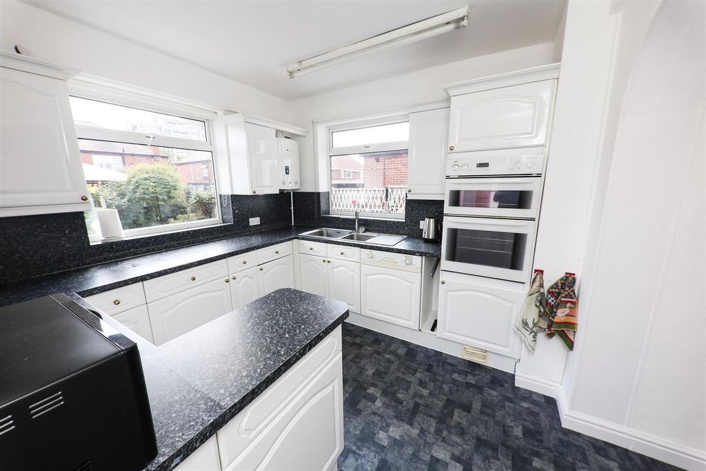 Property photo 3 of 16 Kitchen