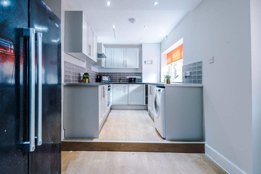Property photo 2 of 18 50 Derby Grove, Kitchen 1