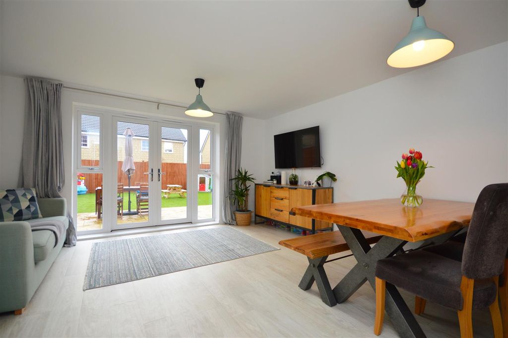 Property photo 2 of 16 Sitting/Dining Room