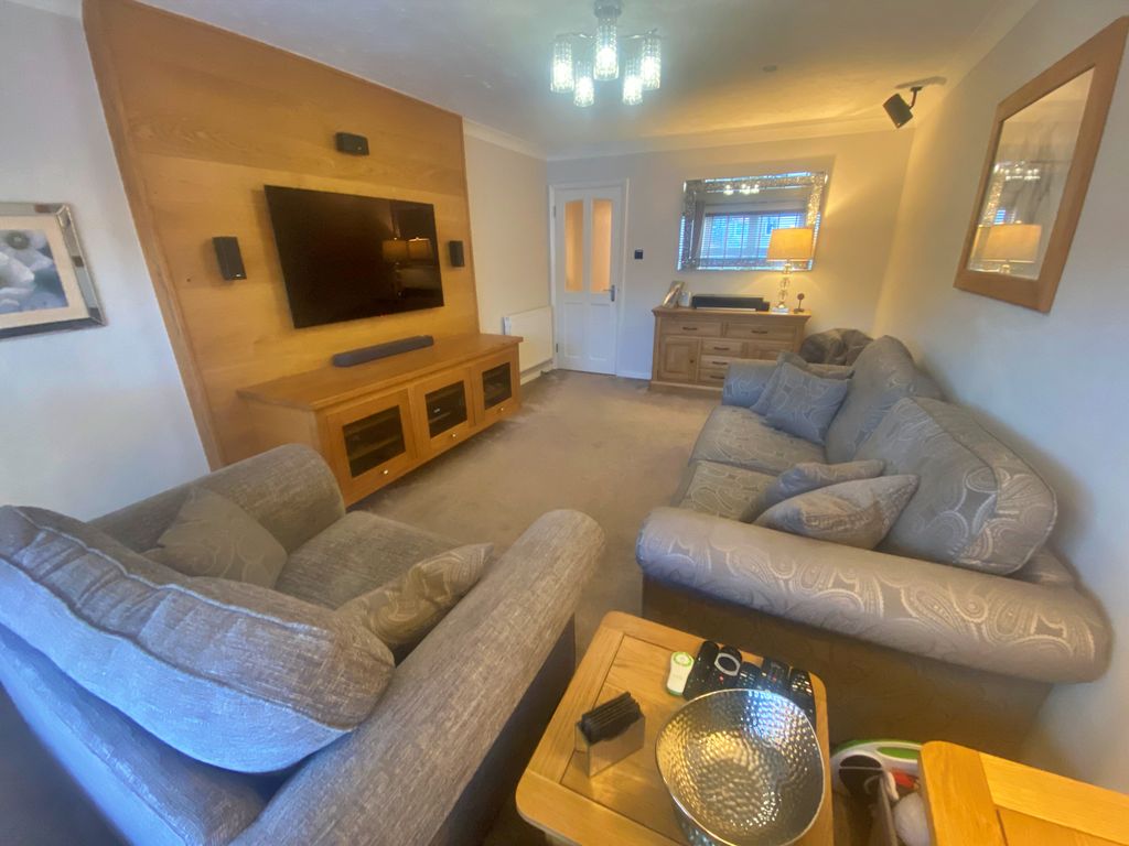 Property photo 3 of 12 Lounge 