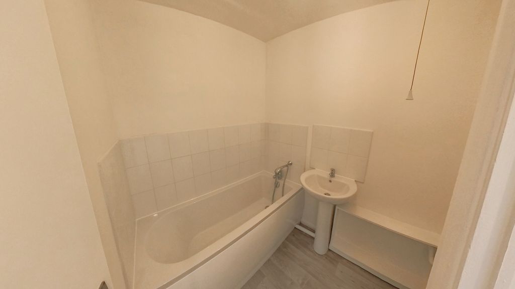 Property photo 3 of 9 Bathroom