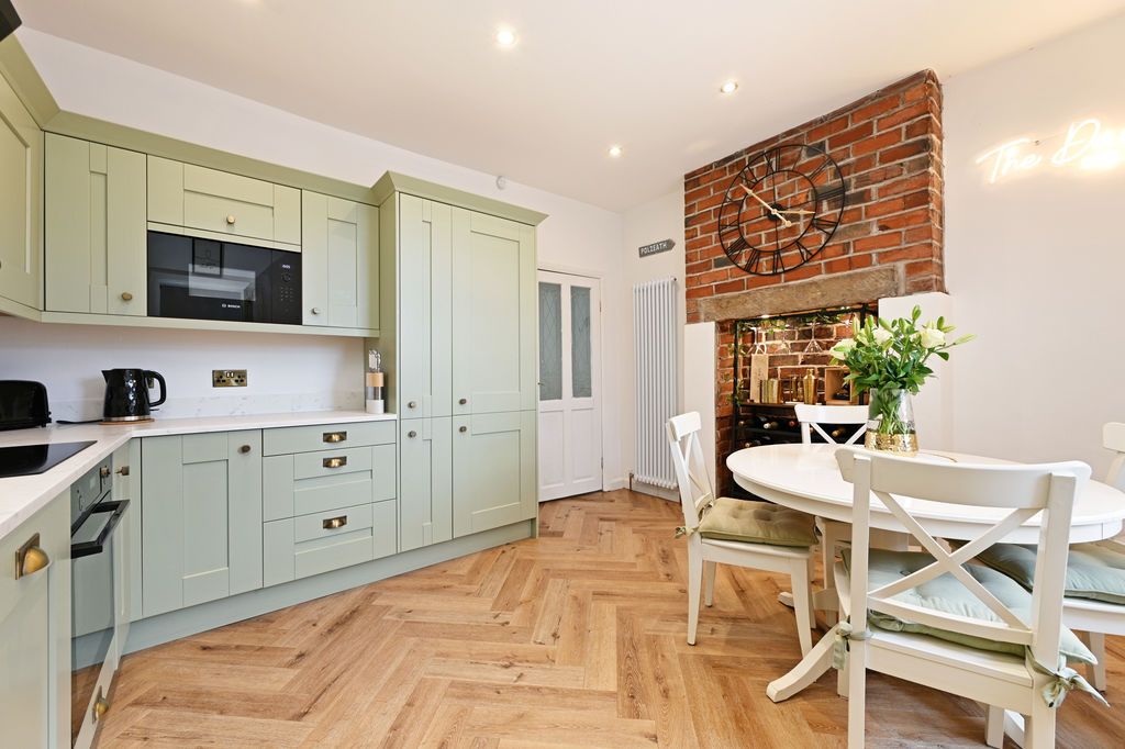 Property photo 1 of 25 Dining Kitchen