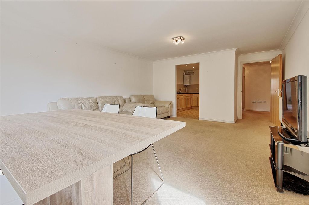 Property photo 3 of 17 Dining 2.Jpg